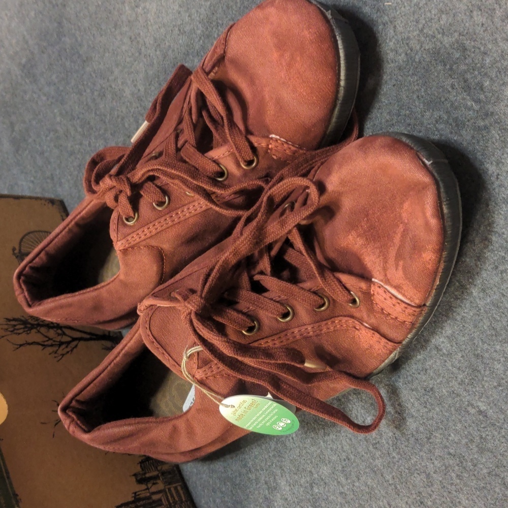 Natural World Deco Burgundy Women's Casual Shoe NWT